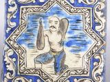 un carreau bleu et blanc représentant un homme tenant une bouteille
