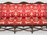 un canapé rouge orné d'un motif doré et rouge