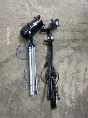 un appareil photo et un trépied posés par terre