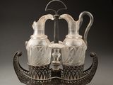 un plateau en argent sur lequel sont posés trois vases en verre