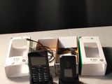 trois téléphones portables posés côte à côte sur une table