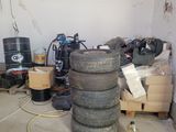 un tas de pneus et d'autres objets dans un garage