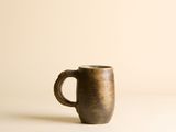 une tasse de café posée sur une table