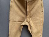 une photo d'un pantalon suspendu à une corde à linge
