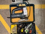 une boîte contenant des outils et une perceuse sans fil