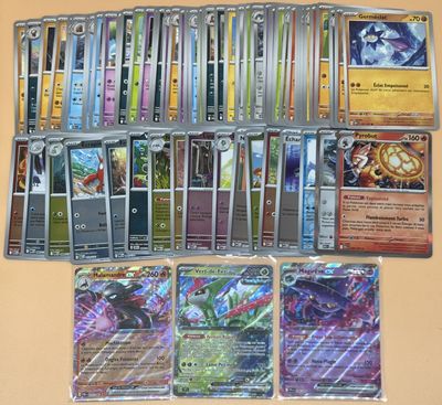 une photo montrant une collection de cartes Pokémon posée sur une table