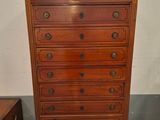 une commode en bois avec un plateau en marbre