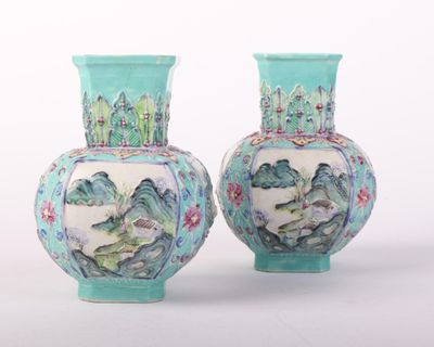 deux vases posés côte à côte sur une surface blanche