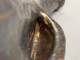 un gros plan sur une statue en bronze représentant un taureau