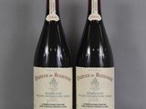 deux bouteilles de vin posées sur une table l'une à côté de l'autre
