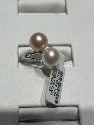 une bague ornée d'une perle et d'une petite étiquette