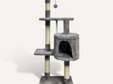 un arbre à chat gris surmonté d'une balle