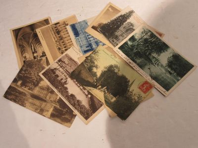une pile de vieilles cartes postales sur une table