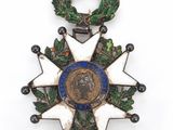 an image of a medal with a star and wreath on it