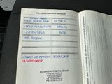 un livre ouvert sur lequel figure une liste, posé sur un siège