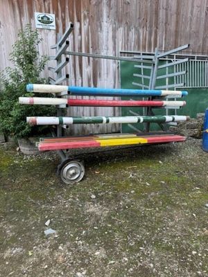 un chariot sur lequel sont empilés un tas de tuyaux