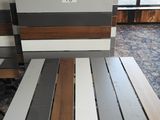 un banc en bois et une table dans une pièce