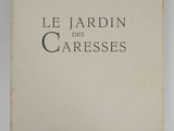 a book with the title le jardin des caresses on it