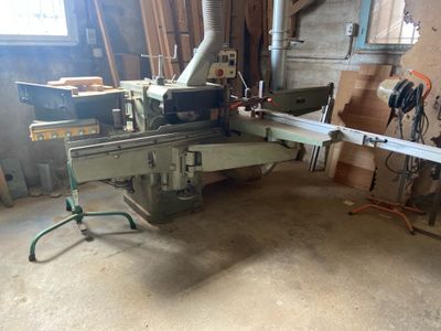 une image d'une machine qui travaille sur un morceau de bois
