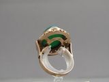 l'image d'une bague en or contenant une pierre verte