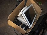 une boîte contenant un ordinateur portable et un écran