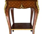 une image représentant une petite table surmontée d'une étagère