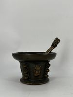 Mortier et son pilon en bronze à décor de grotesque en bas r… (photo 2)