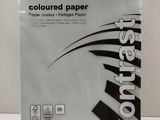 une image représentant une boîte de papier de couleur posée sur une surface blanche