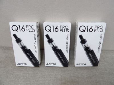 trois boîtes de cigarettes électroniques posées sur une table