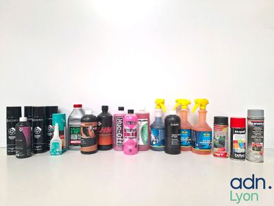 de nombreux types de produits d'entretien différents sur la table