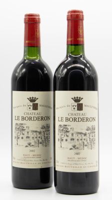 deux bouteilles de vin posées l'une à côté de l'autre sur une surface blanche