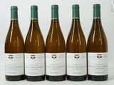 six bouteilles de vin sont alignées sur une surface blanche