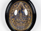 une photo d'une horloge murale sur laquelle figure l'image d'une personne