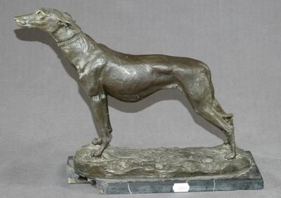 statue en bronze représentant un chien, posée sur un socle en marbre, sur fond gris