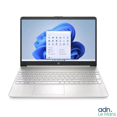 l'ordinateur portable est ouvert sur une surface blanche avec un fond bleu