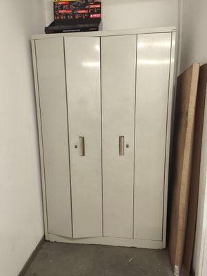 une armoire blanche dans un coin de la pièce