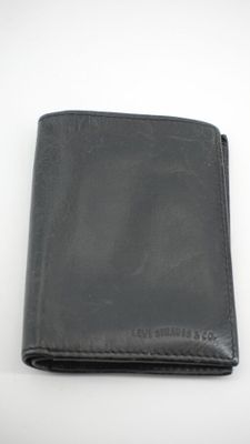 portefeuille en cuir sur fond blanc avec une fente pour carte bancaire