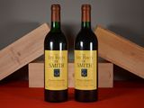 deux bouteilles de vin rouge posées l'une à côté de l'autre sur une table