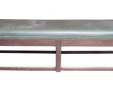 un banc en bois avec une assise en cuir vert
