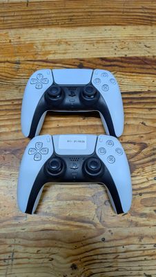 deux manettes de jeux vidéo posées sur une table en bois
