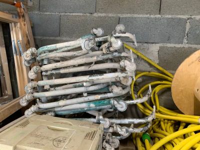 un tas de tuyaux et d'autres équipements de plomberie près d'un mur de briques