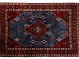 un tapis rouge et bleu orné d'un motif en forme de diamant