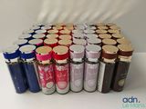 beaucoup de bouteilles de différentes couleurs posées sur une table