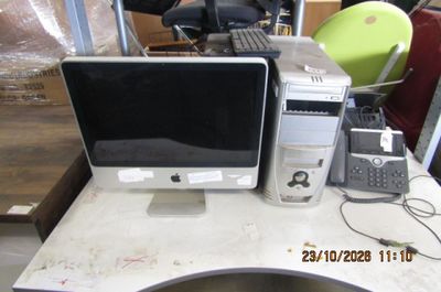 un bureau sur lequel se trouvent un ordinateur et un téléphone portable