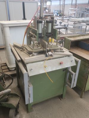 une machine placée au milieu d'une pièce