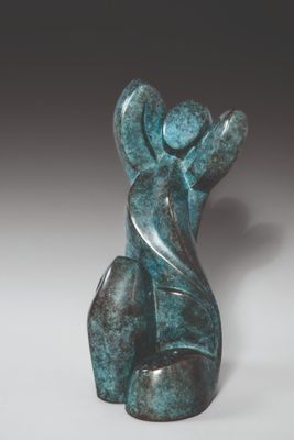 sculpture représentant un chat assis sur le dos sur une surface blanche