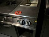 une grande cuisine en inox équipée d'un évier et d'une cuisinière