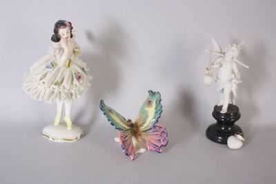 trois figurines représentant une fée et une fée assise sur une table