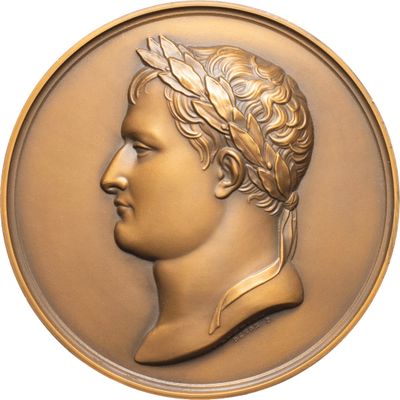 l'image d'une médaille d'or avec le profil d'une femme
