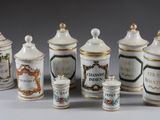 de nombreux types de bocaux en céramique sur la table